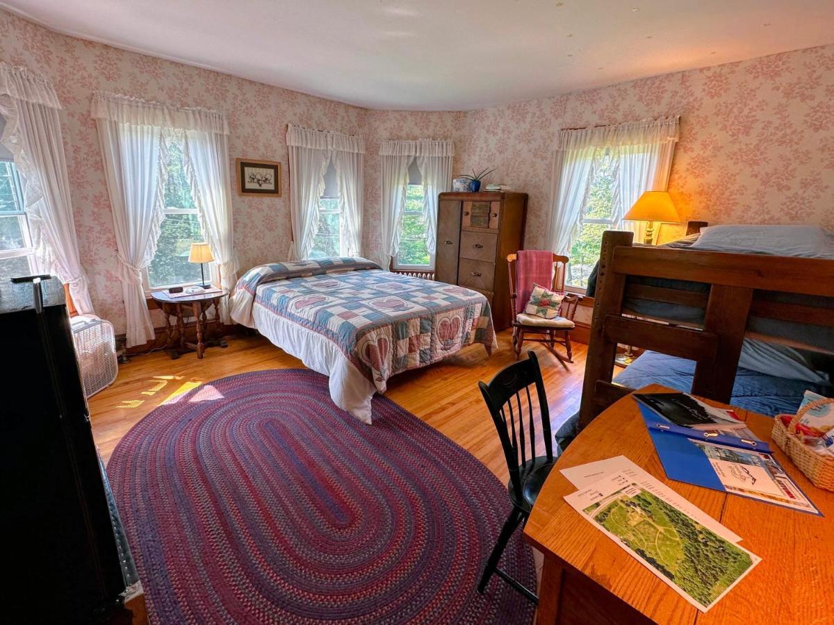 Whitefield Private 2 Bedrooms And 1 Bathroom In Grand Victorian Home In The Heart Of The Whiite Mountains! Great Host المظهر الخارجي الصورة